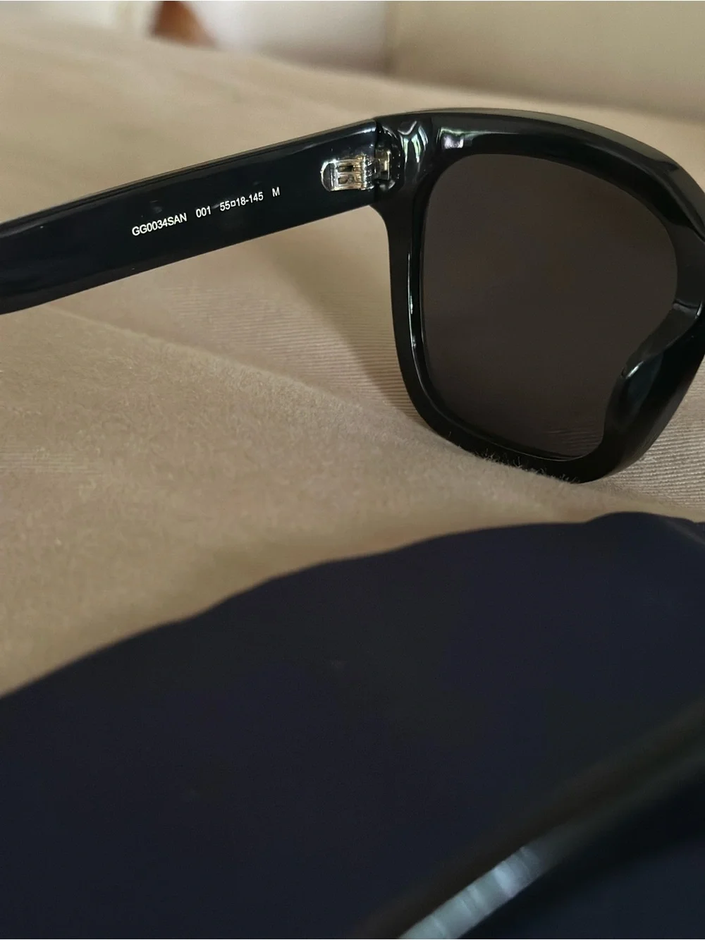 Gucci Sunglasses- Like New! - Picture 4 of 10